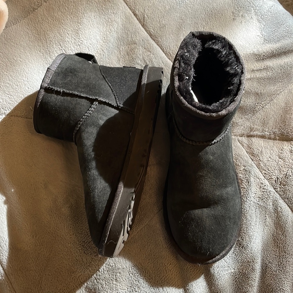 Womens black size 8 mini UGG worn once